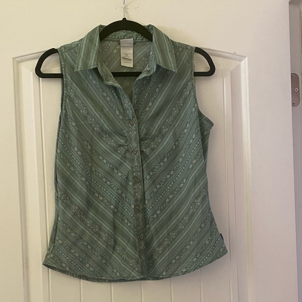 The North Face Sleeveless Button Down Athleisure Shirt